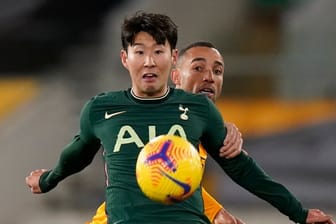 Tottenhams Son Heung-min (l) behauptet den Ball vor Wolverhamptons Marcal.