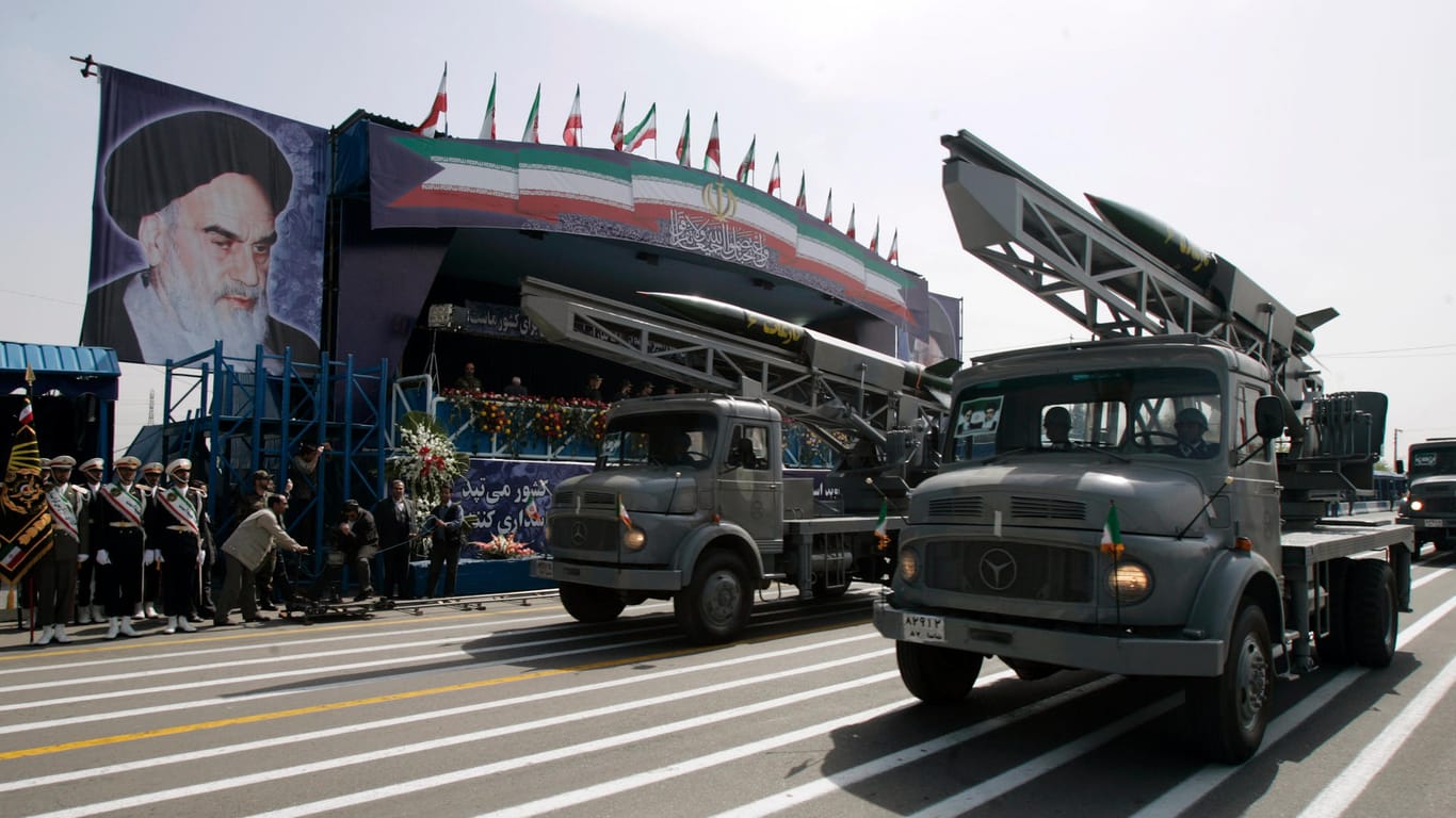 Lkw mit Raketen in Teheran, links ein Bild von Revolutionsführer Ajatollah Chomeini (Archivbild): Seit dem Ausstieg der USA aus dem Atomabkommen sieht sich auch der Iran an keine seiner Zusagen mehr gebunden.