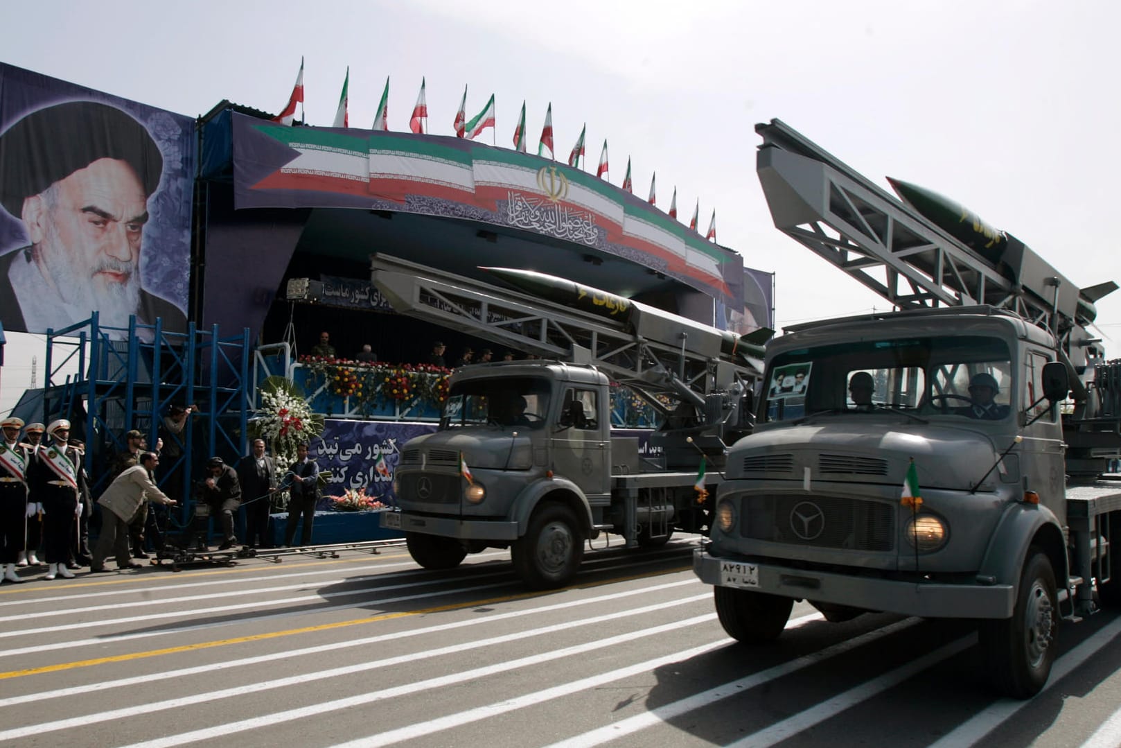 Lkw mit Raketen in Teheran, links ein Bild von Revolutionsführer Ajatollah Chomeini (Archivbild): Seit dem Ausstieg der USA aus dem Atomabkommen sieht sich auch der Iran an keine seiner Zusagen mehr gebunden.