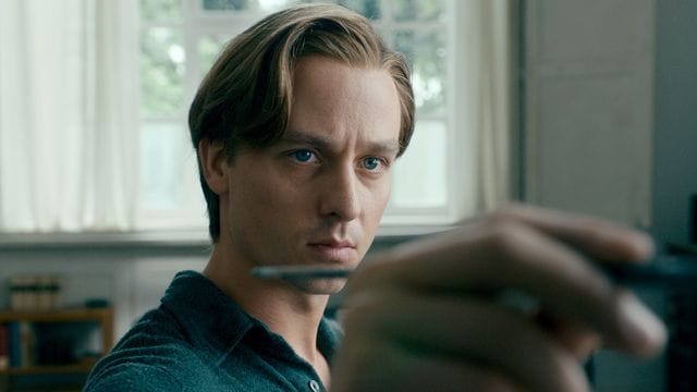 Tom Schilling als Kurt Barnert in einer Szene aus "Werk ohne Autor".