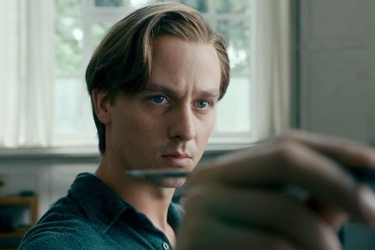 Tom Schilling als Kurt Barnert in einer Szene aus "Werk ohne Autor".