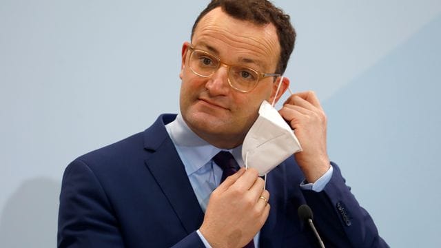 Bundesgesundheitsminister Jens Spahn (CDU) bei einer Pressekonferenz vor dem Start des Impfprogramms gegen die Coronavirus-Erkrankung (COVID-19).