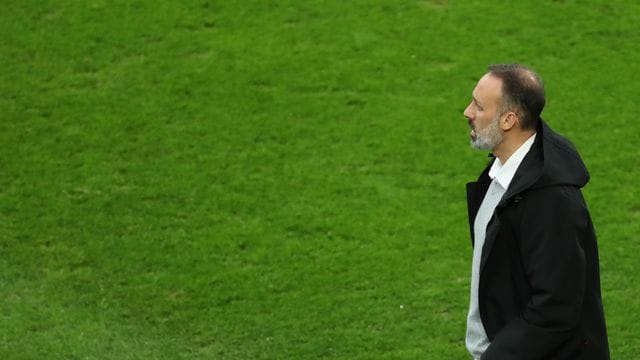 Stuttgarts Trainer Pellegrino Matarazzo nimmt mit seiner Mannschaft nach einer Mini-Weihnachtspause das Training wieder auf. Stuttgarts Trainer Pellegrino Matarazzo nimmt mit seiner Mannschaft nach einer Mini-Weihnachtspause das Training wieder auf.