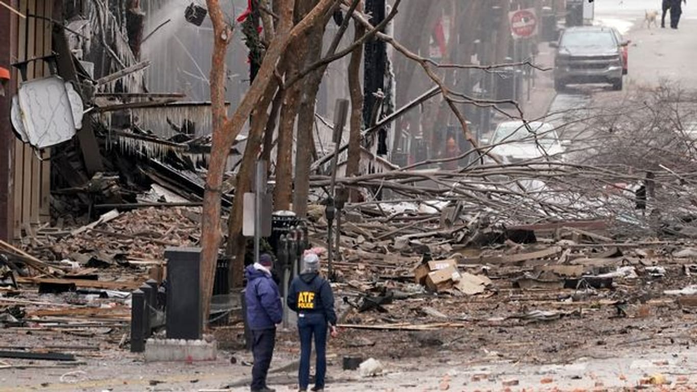 Heftige Explosion in der Innenstadt von Nashville: Einsatzkräfte sind am 1.