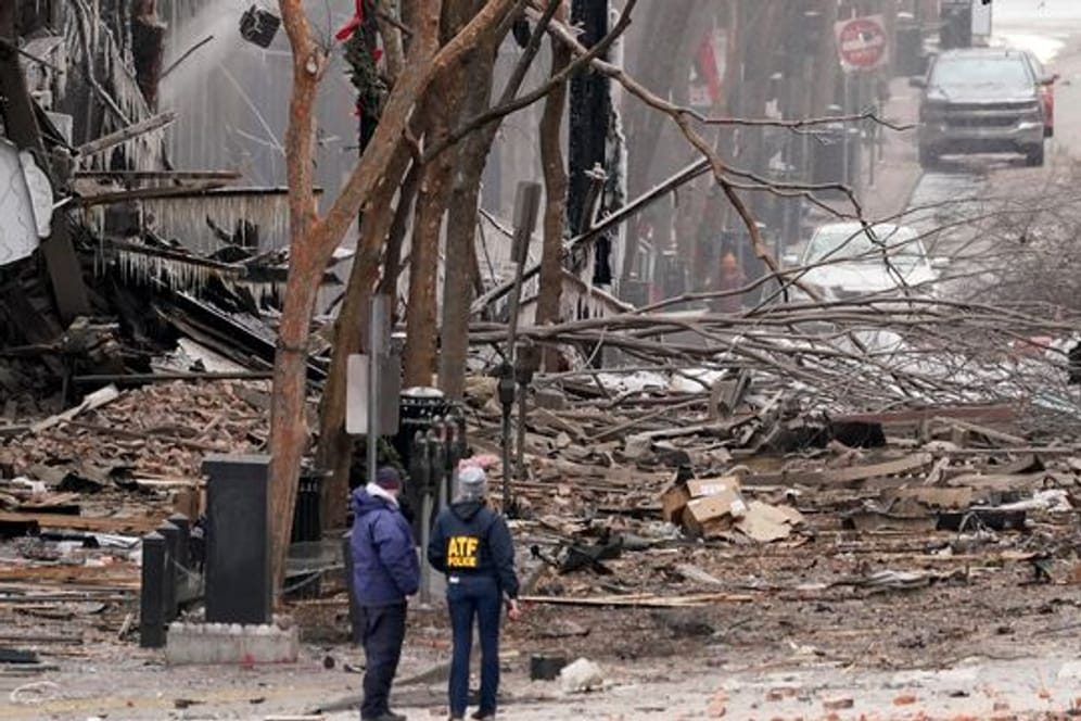 Heftige Explosion in der Innenstadt von Nashville: Einsatzkräfte sind am 1.