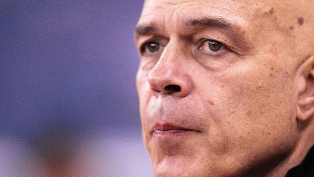 Christian Gross ist in dieser Saison bereits der vierte Chef-Trainer auf Schalke. Christian Gross ist in dieser Saison bereits der vierte Chef-Trainer auf Schalke.