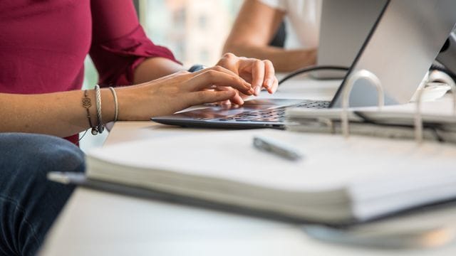 Einen kompletten und ständigen Zugriff durch Kollegen und Kolleginnen oder Arbeitgeber auf ihr Mailpostfach müssen Beschäftigte nicht gewähren.