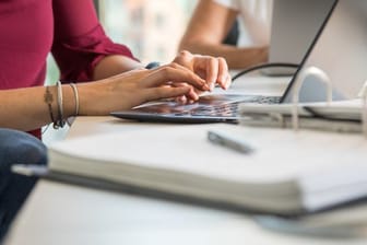 Einen kompletten und ständigen Zugriff durch Kollegen und Kolleginnen oder Arbeitgeber auf ihr Mailpostfach müssen Beschäftigte nicht gewähren.