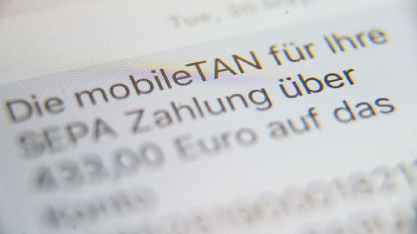 Eine SMS, in der eine sogenannte mobileTAN zur Verifikation von Banküberweisungen angezeigt wird, wird auf dem Display eines Handys angezeigt.