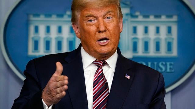 Der amtierende US-Präsident Donald Trump hat das Corona-Konjunkturpaket mit seiner Unterschrift in Kraft gesetzt. Der amtierende US-Präsident Donald Trump hat das Corona-Konjunkturpaket mit seiner Unterschrift in Kraft gesetzt.