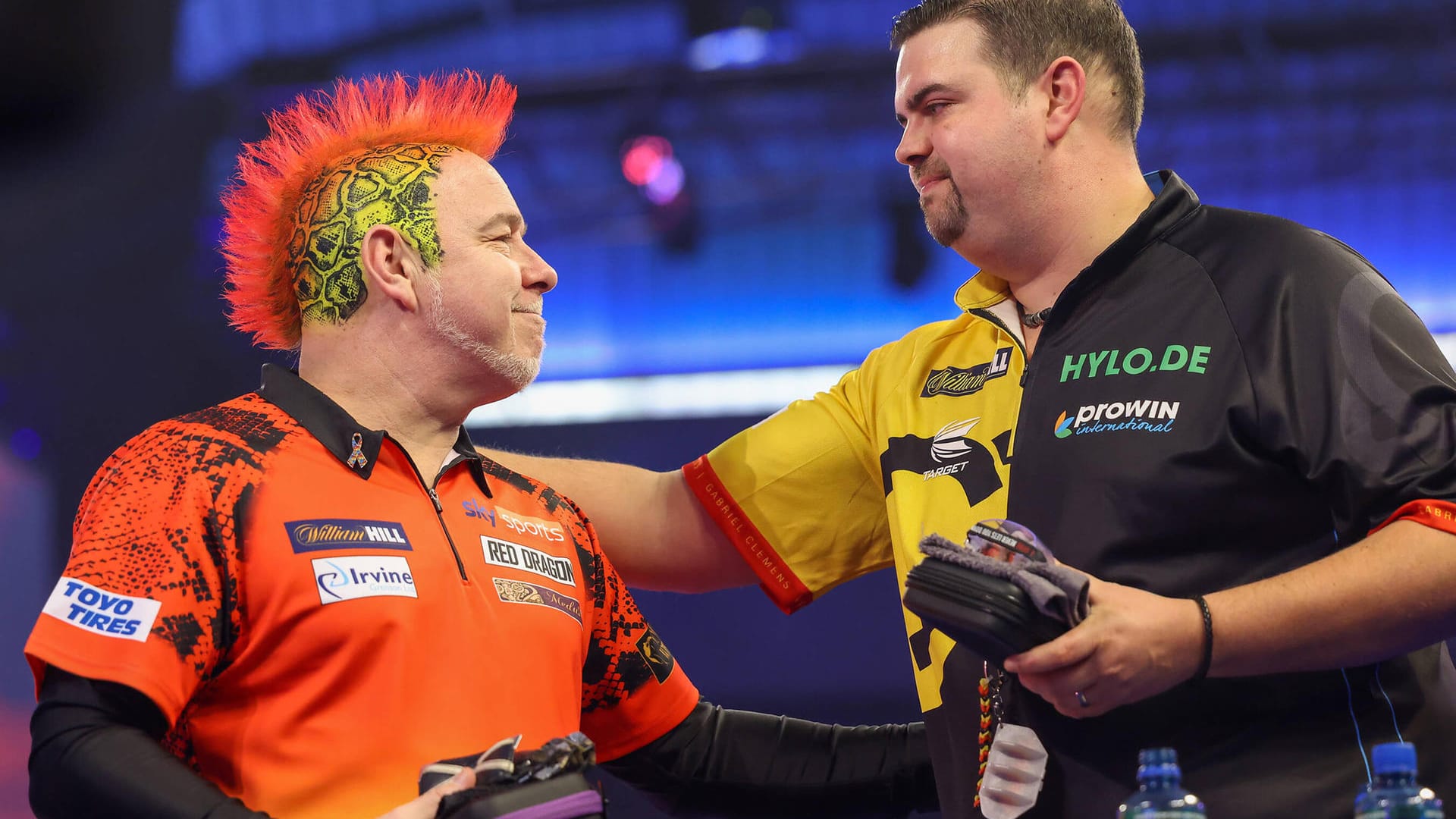 Von Darts-Superstar zu deutscher Hoffnung: Top-Favorit Peter Wright (l.) gratuliert Gabriel Clemens.