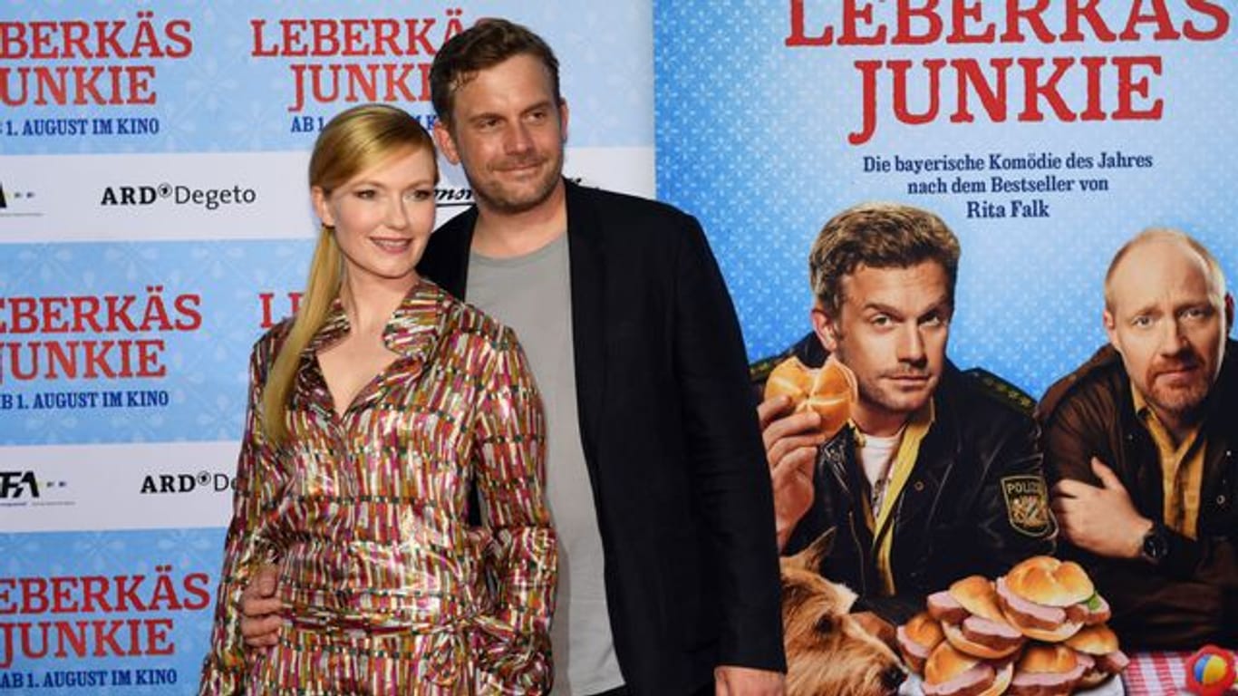 Sebastian Bezzel und Johanna Christine Gehlen bei der Premiere von "Leberkäsjunkie" in München.