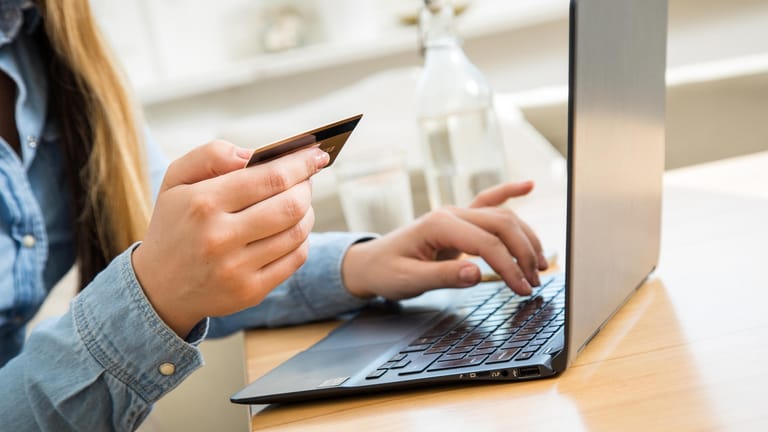 Eine Frau bezahlt online mit Kreditkarte (Symbolbild): Bald reicht es nicht mehr, einfach nur die Kartendaten einzugeben.