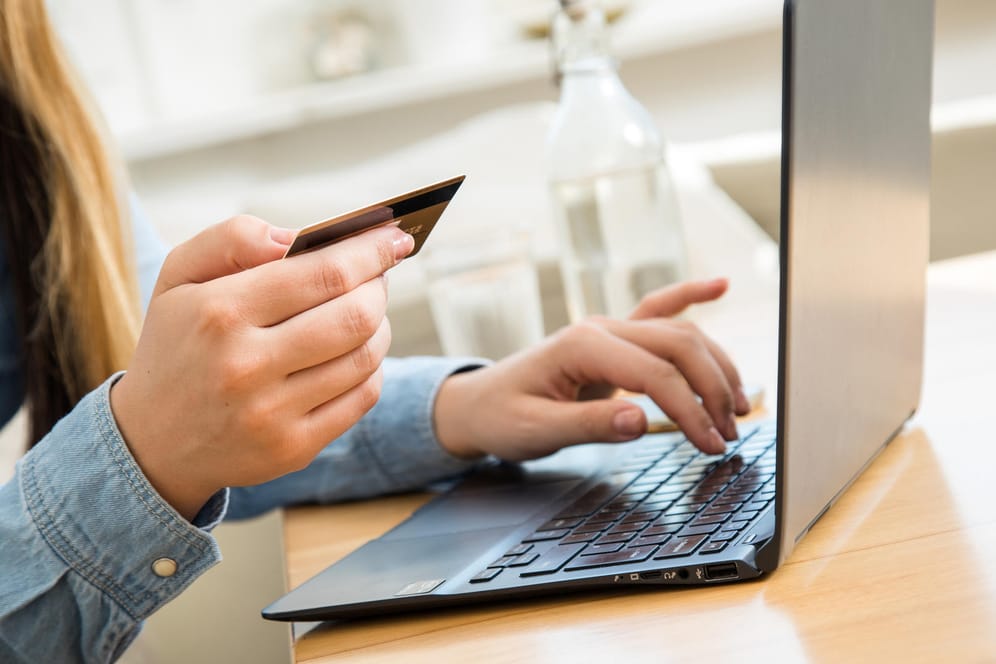 Eine Frau bezahlt online mit Kreditkarte (Symbolbild): Bald reicht es nicht mehr, einfach nur die Kartendaten einzugeben.