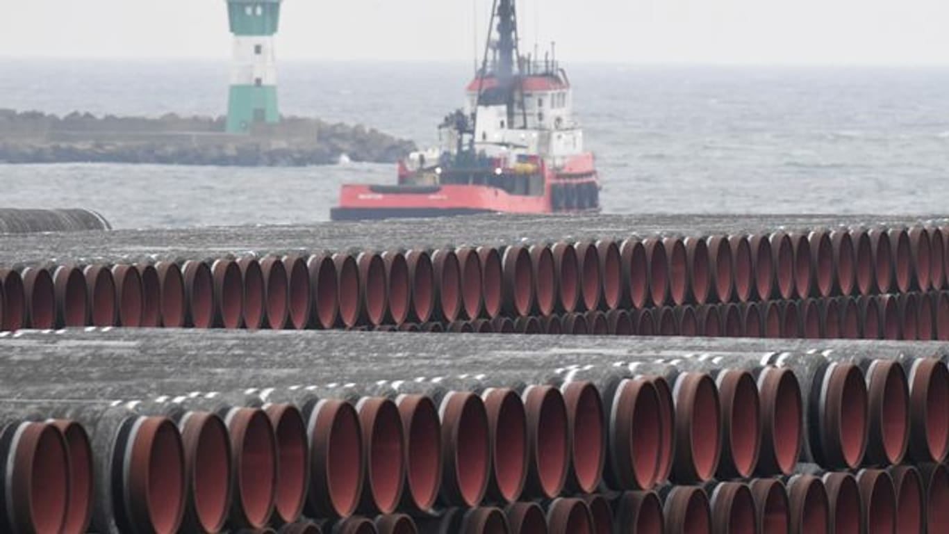 Rohre für die Ostsee-Gaspipeline Nord Stream 2 werden auf dem Gelände des Hafens Mukran bei Sassnitz gelagert.