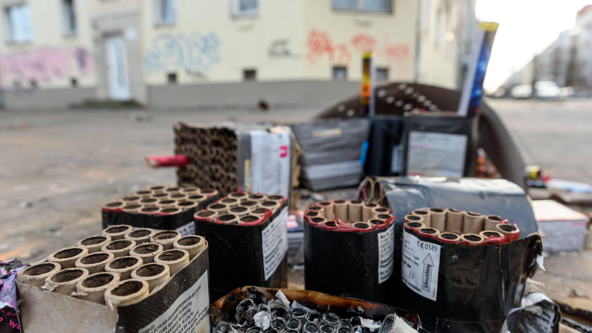 Müll vom Silvesterfeuerwerk in 2019: Dieses Jahr gibt es in mehreren Zonen ein Böllerverbot. Müll vom Silvesterfeuerwerk in 2019: Dieses Jahr gibt es in mehreren Zonen ein Böllerverbot.