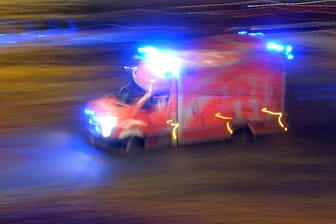 Rettungswagen auf nächtlicher Einsatzfahrt: Der Zustand der drei Verletzten in Hannover ist stabil. (Symbolfoto)