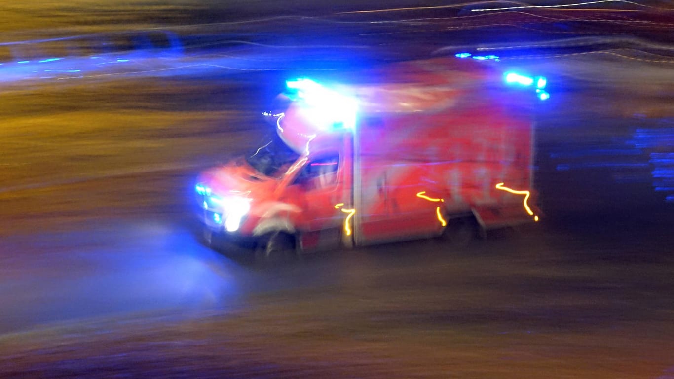 Rettungswagen auf nächtlicher Einsatzfahrt: Der Zustand der drei Verletzten in Hannover ist stabil. (Symbolfoto)