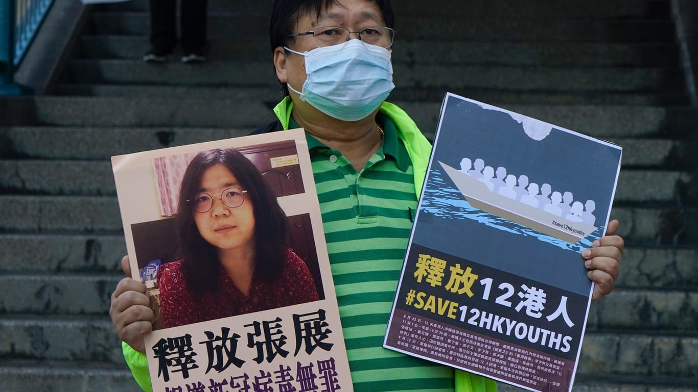 Ein Mann in Hongkong protestiert für die Freilassung der Journalistin Zhang Zhan: Ihr Gesundheitszustand soll sehr schlecht sein.