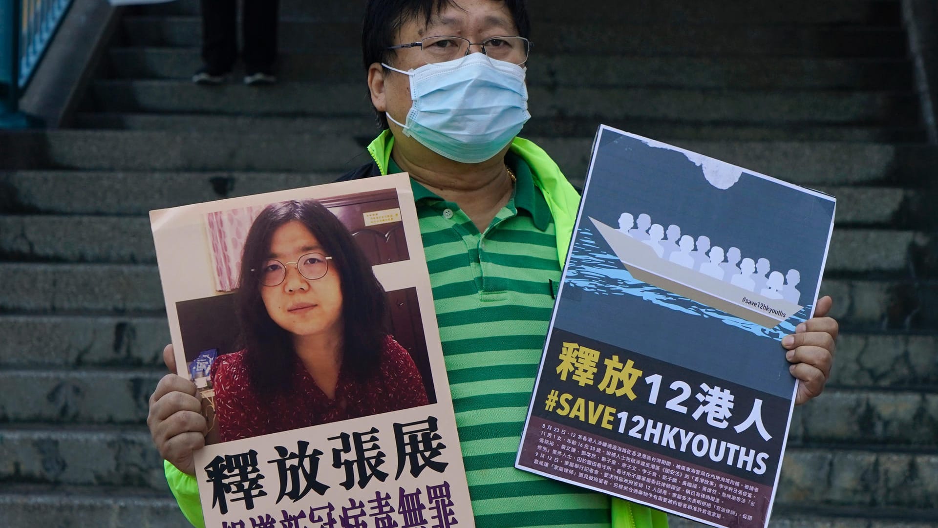 Ein Mann in Hongkong protestiert für die Freilassung der Journalistin Zhang Zhan: Ihr Gesundheitszustand soll sehr schlecht sein. Ein Mann in Hongkong protestiert für die Freilassung der Journalistin Zhang Zhan: Ihr Gesundheitszustand soll sehr schlecht sein.