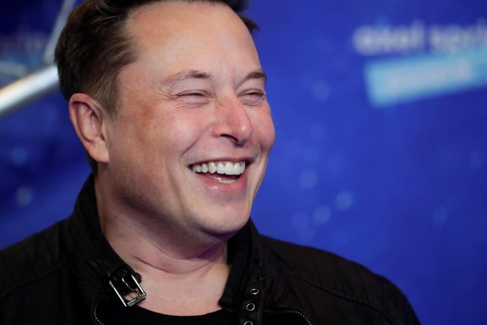 Elon Musk: Der Tesla-Chef hat sich ein interessantes Update für seine Autos einfallen lassen.