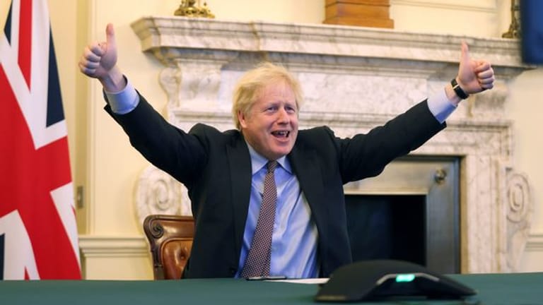 Premier Boris Johnson jubelt in der 10 Downing Street nach der erzielten Einigung in den Brexit-Verhandlungen.