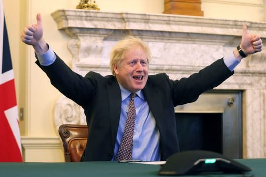 Premier Boris Johnson jubelt in der 10 Downing Street nach der erzielten Einigung in den Brexit-Verhandlungen.