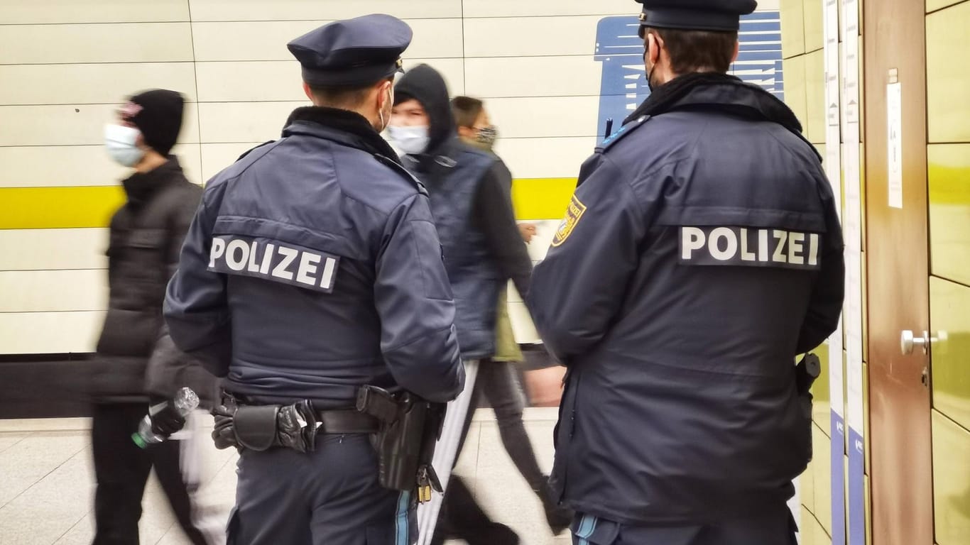 Beamte der Polizei am Stachus (Symbolbild): Ein Mann soll hier in ein S-Bahn-Gleis gesprungen sein.