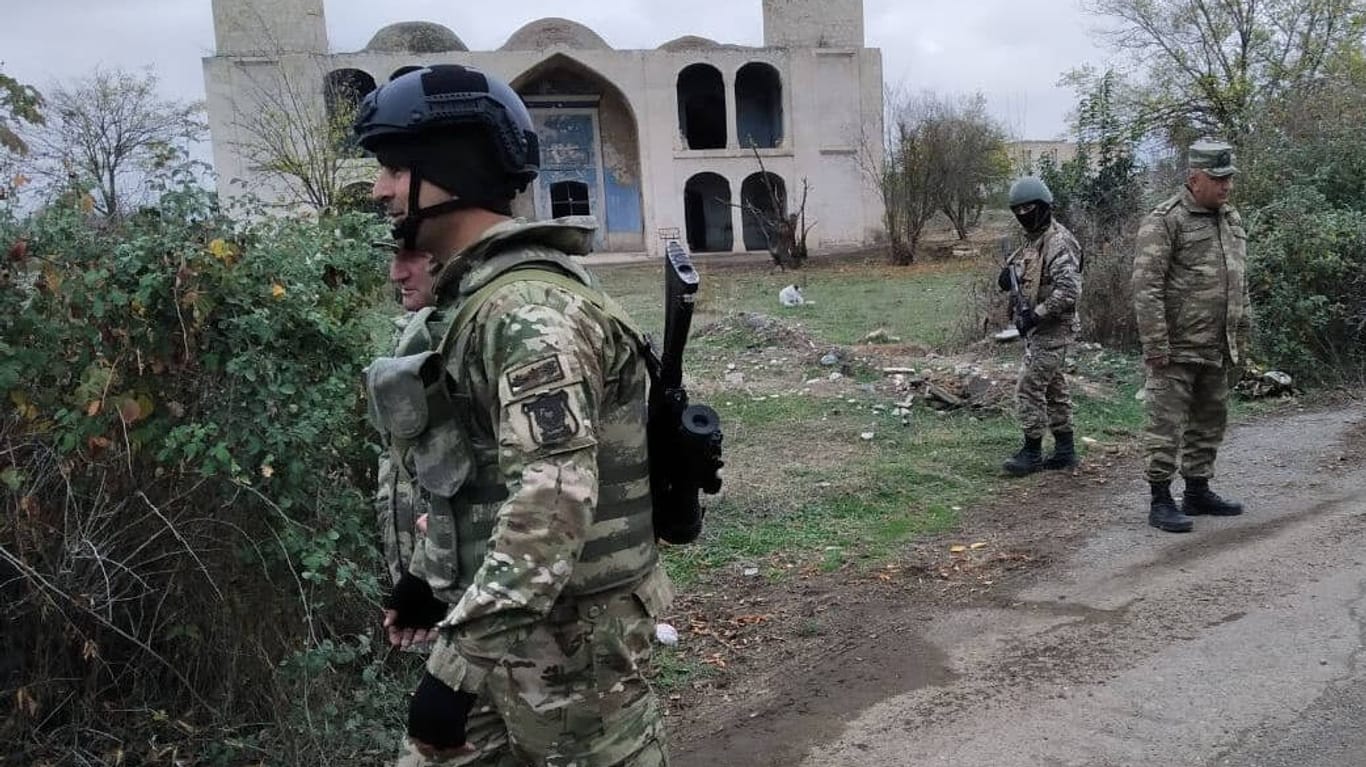 Aserbaidschanische Soldaten vor einer Moschee in Agdam: Das Grenzdorf ist mit dem Waffenstillstand unter die Kontrolle Bakus gekommen. (Archivfoto)