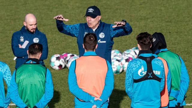 Christian Gross (M) bei seinem Amtsantritt als Schalke-Coach.