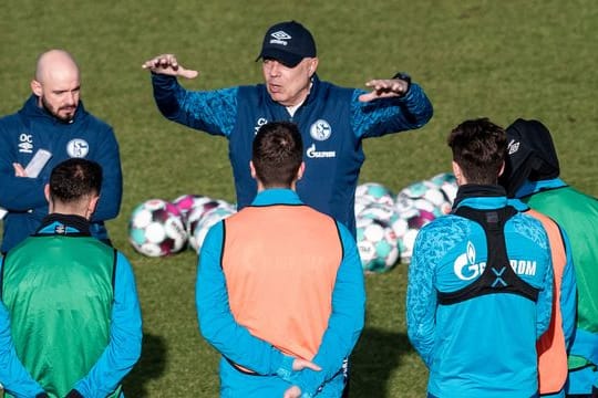 Christian Gross (M) bei seinem Amtsantritt als Schalke-Coach.
