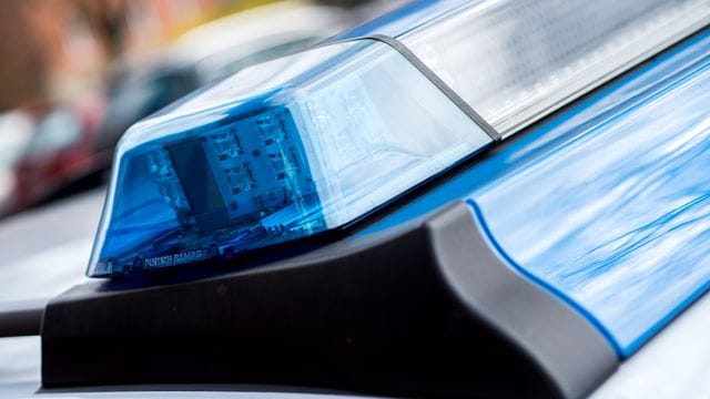 Polizeiwagen im Einsatz: In Bottrop haben Einsatzkräfte Hunderte Kisten mit ungeöffneter Post sichergestellt.