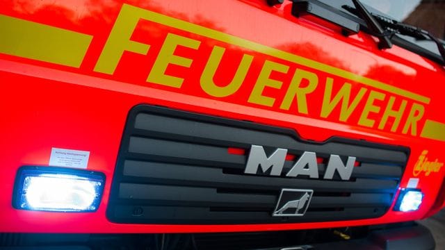 Ein Löschfahrzeug der Feuerwehr (Symbolbild): Polizei und Feuerwehr stellen sich trotz Böllerverbot auf den Ausnahmezustand an Silvester ein. Ein Löschfahrzeug der Feuerwehr (Symbolbild): Polizei und Feuerwehr stellen sich trotz Böllerverbot auf den Ausnahmezustand an Silvester ein.