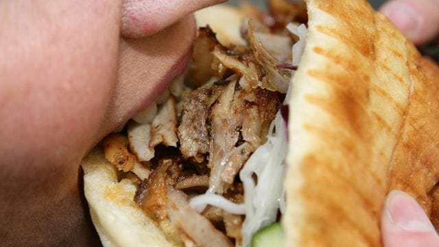 Jeden Tag Fastfood und viele Snacks zwischendurch erhöhen das Risiko für eine Fettlebererkrankung - zur Vorbeugung sollte daher auf eine ausgewogene Ernährung geachtet werden.