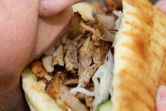 Jeden Tag Fastfood und viele Snacks zwischendurch erhöhen das Risiko für eine Fettlebererkrankung - zur Vorbeugung sollte daher auf eine ausgewogene Ernährung geachtet werden.