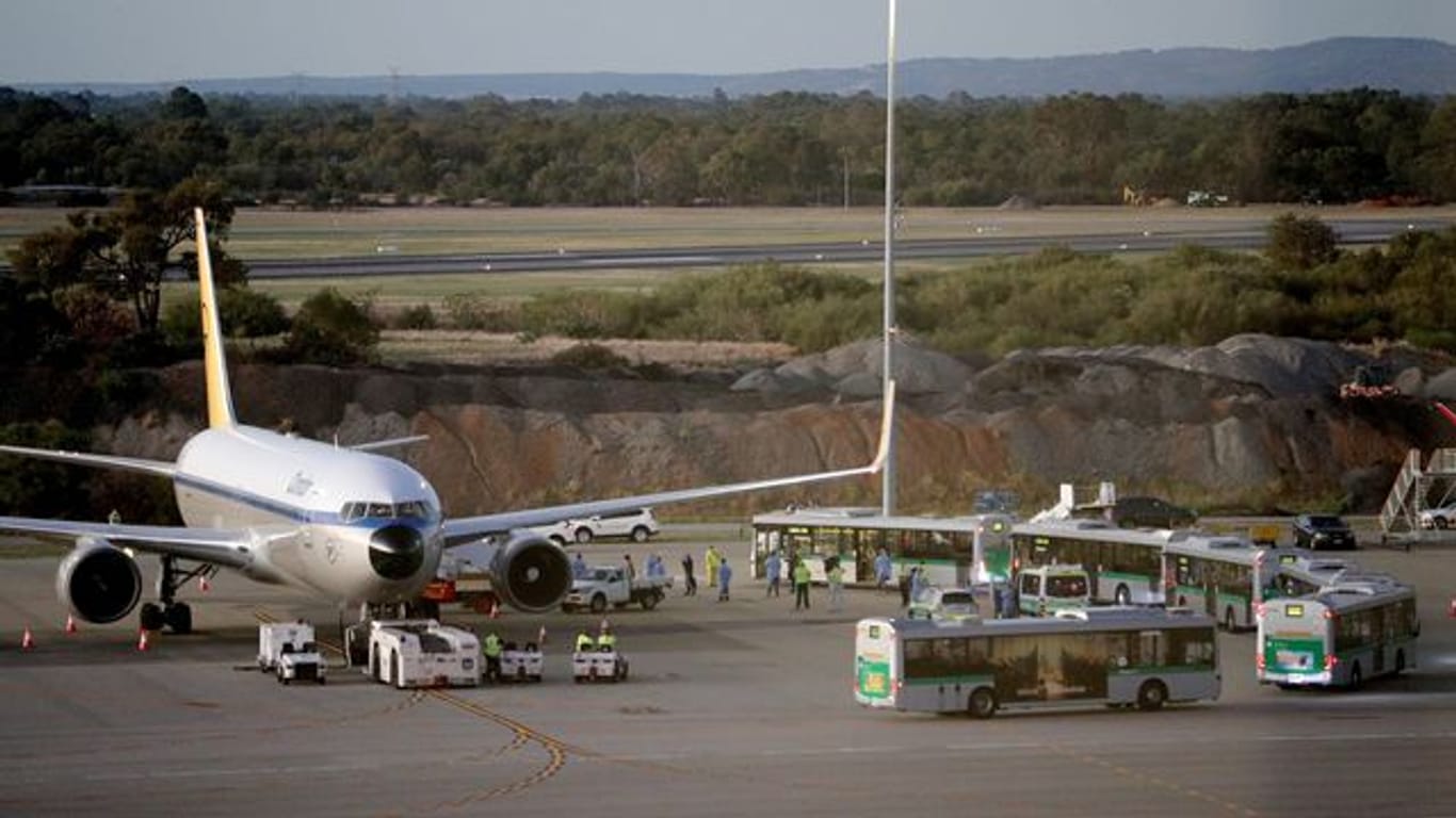 Im Rahmen der Rückholaktion der Bundesregierung gehen deutsche Kreuzfahrt-Passagiere im März auf dem Flughafen von Perth an Bord eines Flugzeugs von Condor, das sie nach Deutschland bringen soll (Symbol).