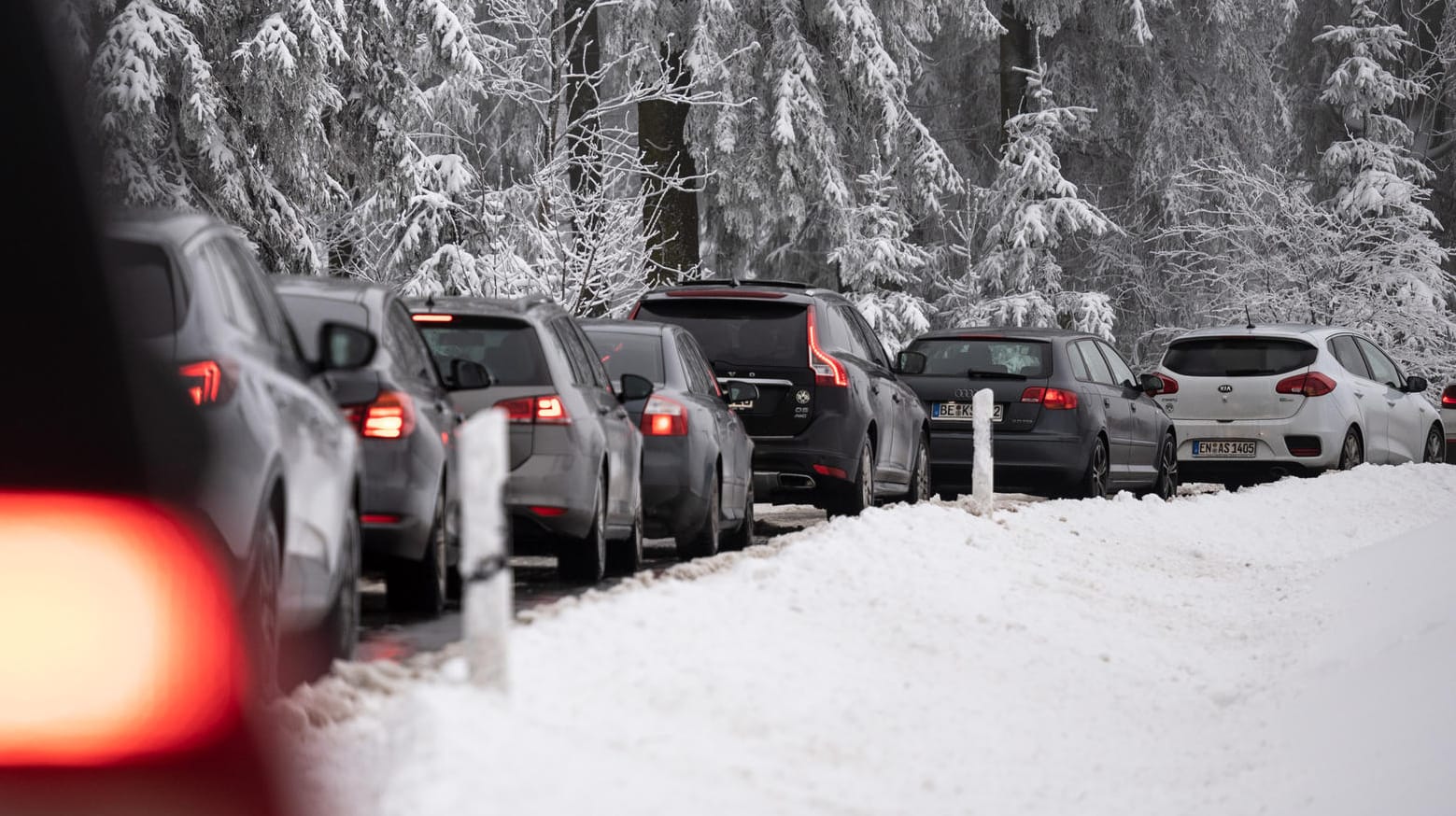 Autos stauen sich die Straße zum Kahlen Asten hinauf: Schon am Sonntag hatte es einen Besucheransturm auf Winterberg im Sauerland gegeben. Autos stauen sich die Straße zum Kahlen Asten hinauf: Schon am Sonntag hatte es einen Besucheransturm auf Winterberg im Sauerland gegeben.