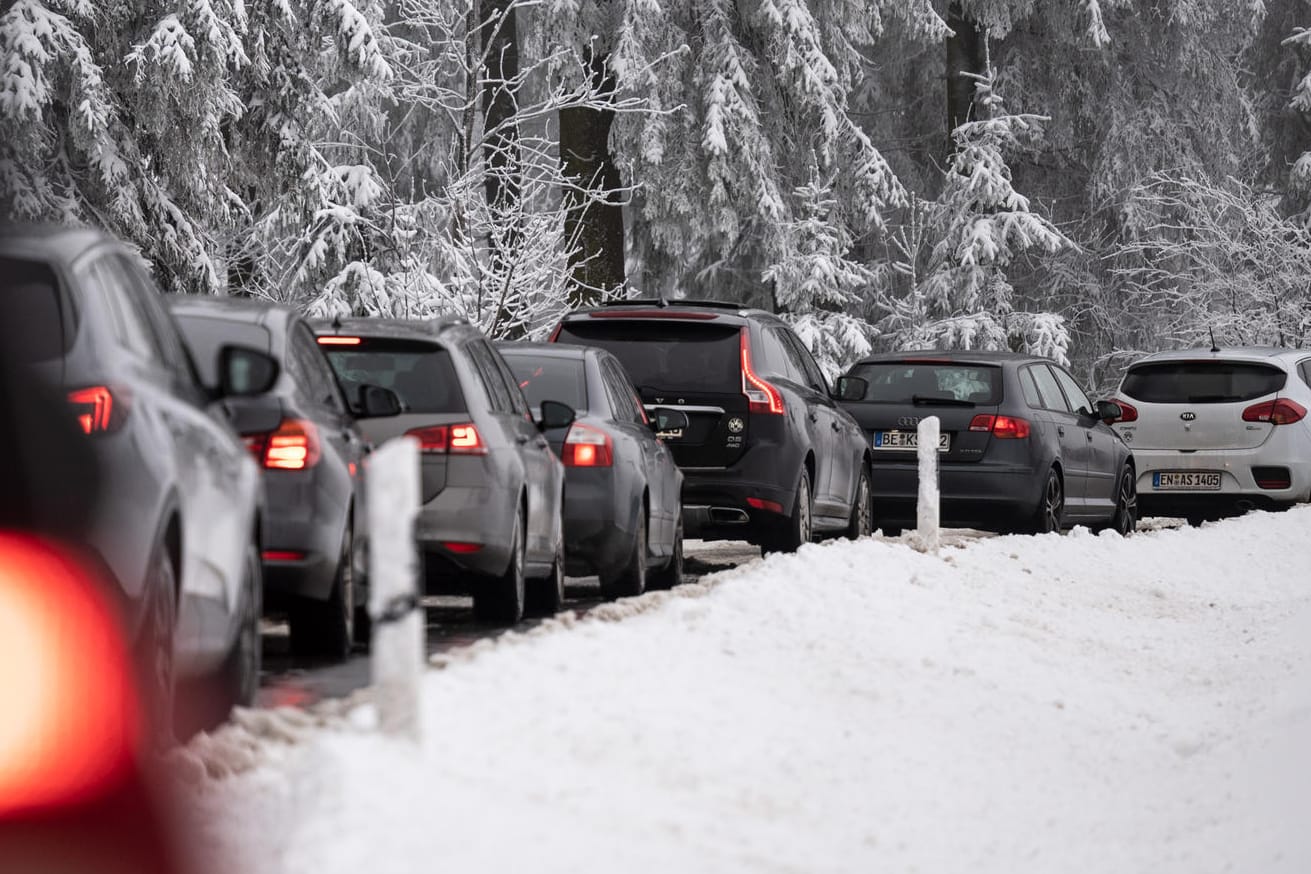 Autos stauen sich die Straße zum Kahlen Asten hinauf: Schon am Sonntag hatte es einen Besucheransturm auf Winterberg im Sauerland gegeben.