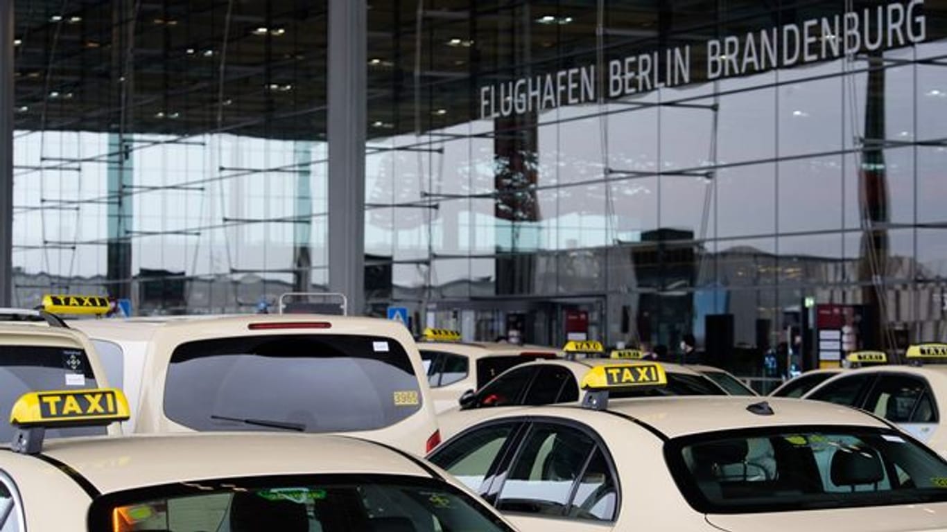 Taxis stehen vor dem Flughafen Berlin Brandenburg: Das Zulassungsverfahren für Taxifahrer am BER muss neu geregelt werden.