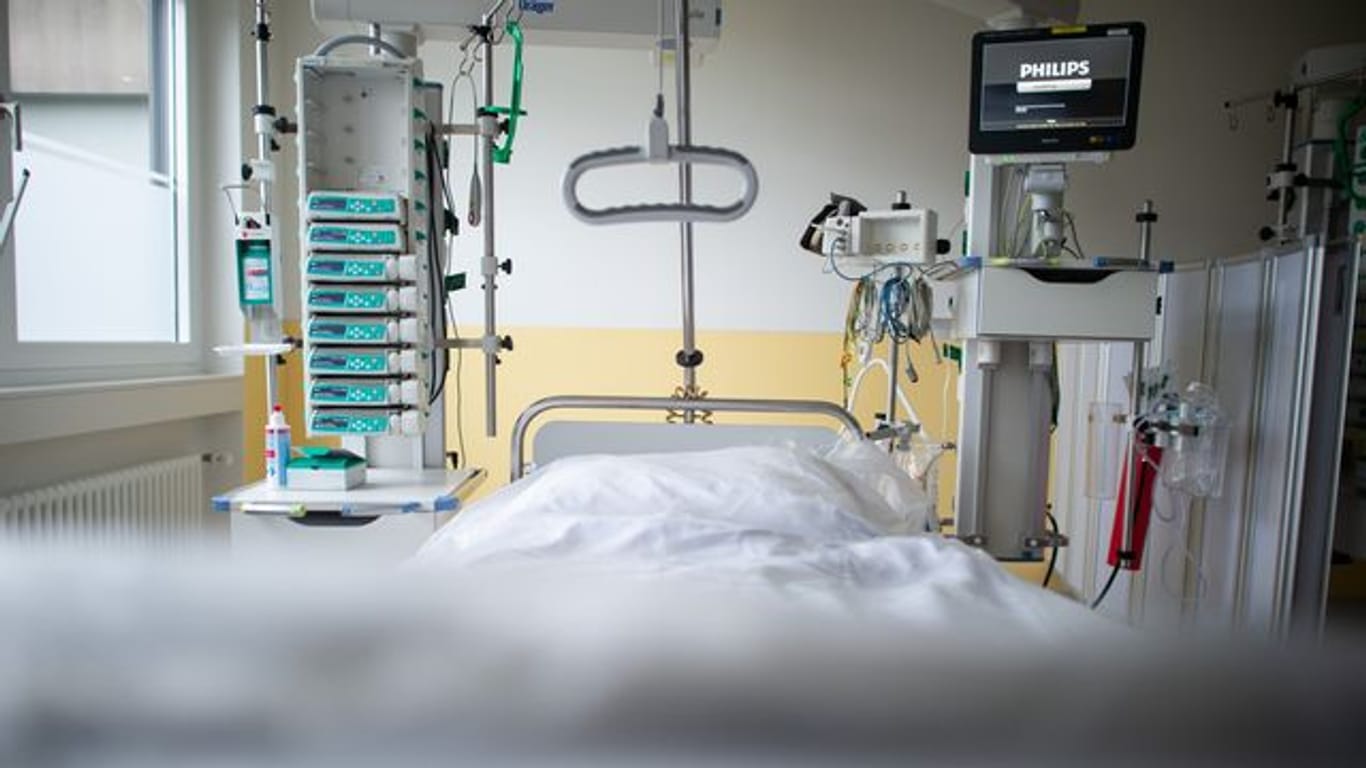 Ein leeres Bett steht in einer Intensivstation (Symbolbild): Aktuell werden 130 Corona-Patienten auf der Intensivstation der Charité behandelt.