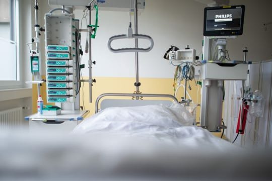 Ein leeres Bett steht in einer Intensivstation (Symbolbild): Aktuell werden 130 Corona-Patienten auf der Intensivstation der Charité behandelt.