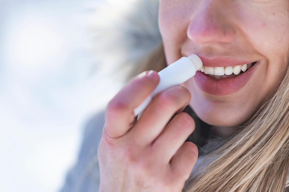 Pflegestift: "Öko-Test" hat die Inhaltstoffe von 20 Lippenpflegeprodukten analysiert.