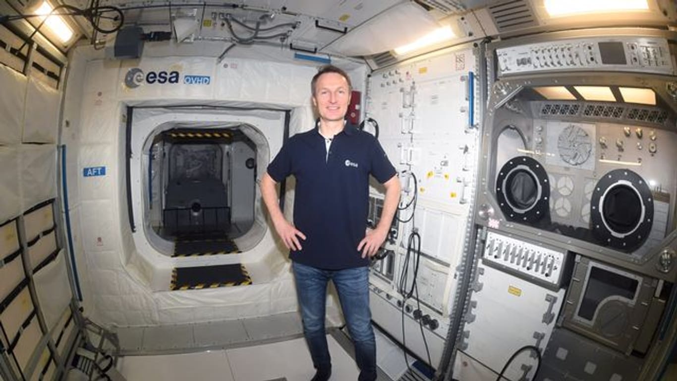 Der Astronaut Matthias Maurer steht in einem Trainingsmodul im Europäischen Astronautenzentrum (EAC) auf dem Gelände der ESA.