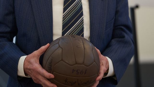 Muss nach seinem schweren Sturz noch in der Klinik bleiben: Horst Eckel, der letzte noch lebende Fußball-Weltmeister von 1954. Muss nach seinem schweren Sturz noch in der Klinik bleiben: Horst Eckel, der letzte noch lebende Fußball-Weltmeister von 1954.