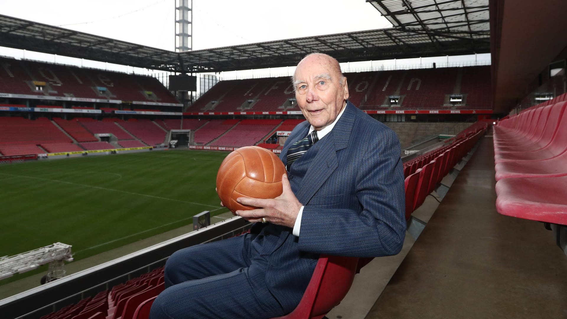 Horst Eckel bei einer Veranstaltung im März 2020 im Kölner Stadion. Nun stürzte der Weltmeister von 1954 schwer. Horst Eckel bei einer Veranstaltung im März 2020 im Kölner Stadion. Nun stürzte der Weltmeister von 1954 schwer.