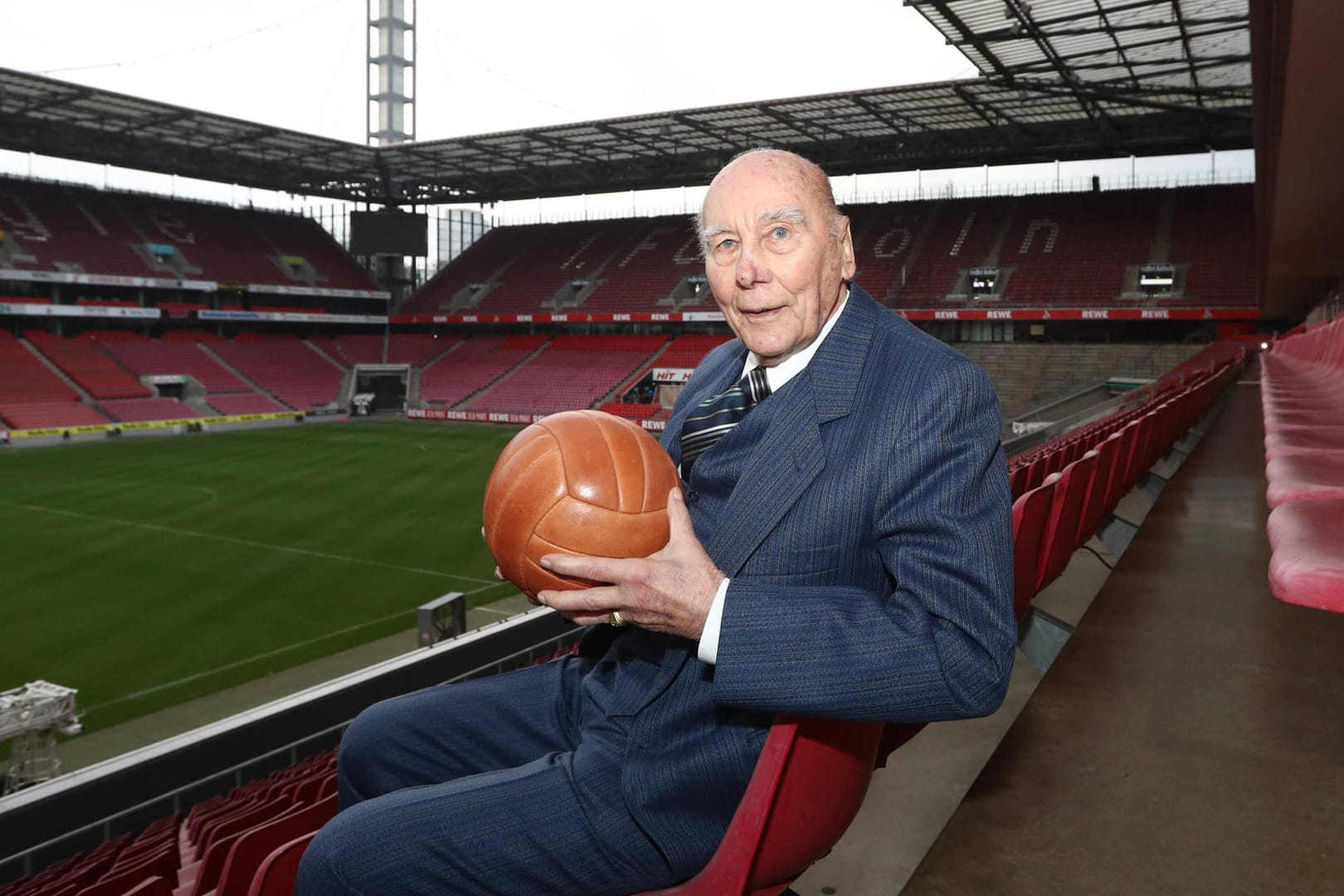 Horst Eckel bei einer Veranstaltung im März 2020 im Kölner Stadion. Nun stürzte der Weltmeister von 1954 schwer.