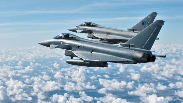 Ein deutsches und ein britisches Kampfflugzeug bei einem "Air Policing"-Einsatz über Litauen. Ein deutsches und ein britisches Kampfflugzeug bei einem "Air Policing"-Einsatz über Litauen.
