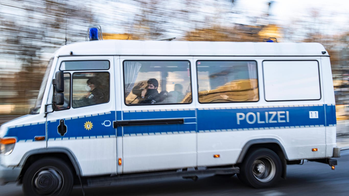 Polizisten fahren in einem Mannschaftswagen zu einem Einsatz (Symbolbild): Für den Tag vor Silvester sind einige kleinere Demonstrationen in der Hauptstadt angemeldet worden.