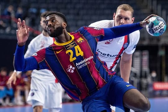 Dika Mem vom FC Barcelona wirft auf das Tor des Teams aus Paris.