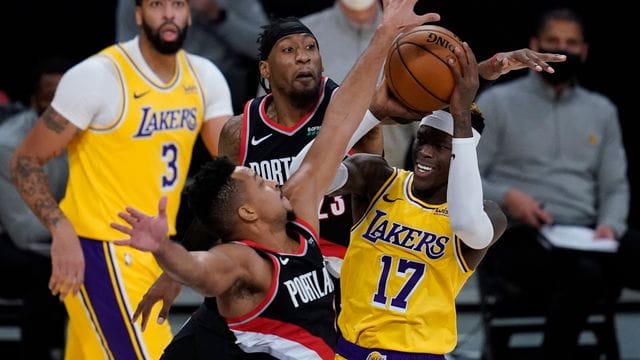 Dennis Schröder (r) musste sich mit den Lakers den Portland Trail Blazers geschlagen geben. Dennis Schröder (r) musste sich mit den Lakers den Portland Trail Blazers geschlagen geben.